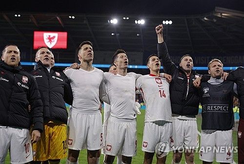 본선 진출에 기뻐하는 레반도프스키(가운데) 등 폴란드 선수들