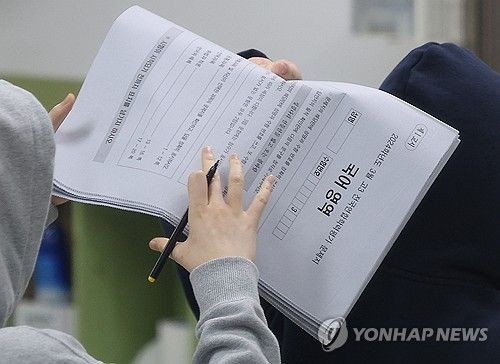 첫 모의고사 치르는 고3 수험생들