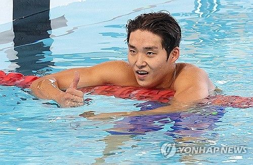 김우민 '엄지척'