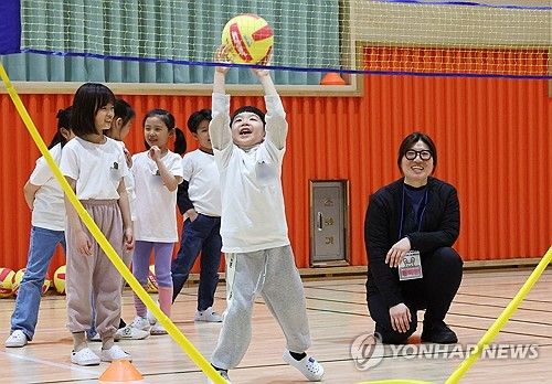 늘봄학교 배구 수업 함께하는 장미란 제2차관