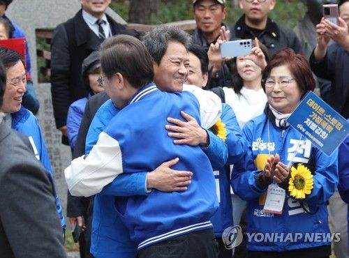 인사 나누는 이재명 대표와 임종석 전 비서실장