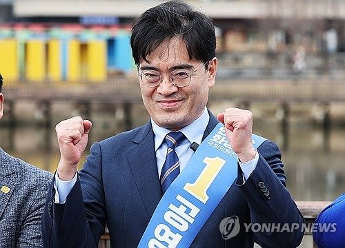 주먹 불끈 쥔 공영운 후보