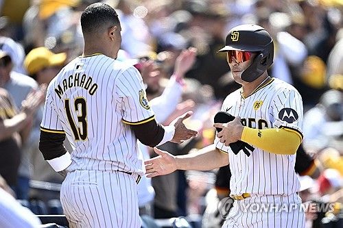 득점 후 마차도의 환영 받는 김하성 