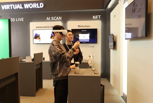 롯데지주는 제57기 정기 주주총회에서 주주 소통을 강화하기 위해 신사업을 체험할 수 있는 신사업 전시관을 운영했다. 주주총회 참석자가 메타버스 플랫폼 '칼리버스'를 체험하고 있다.[롯데그룹 제공. 재판매 및 DB 금지]