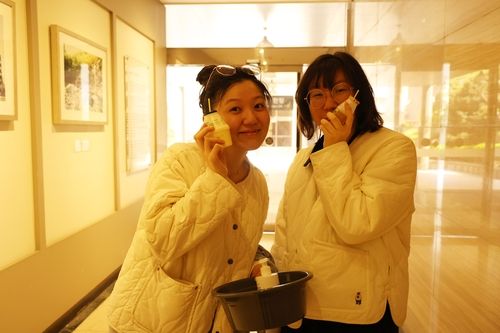 온천욕하고 바나나우유 마시는 강선아 씨와 친구