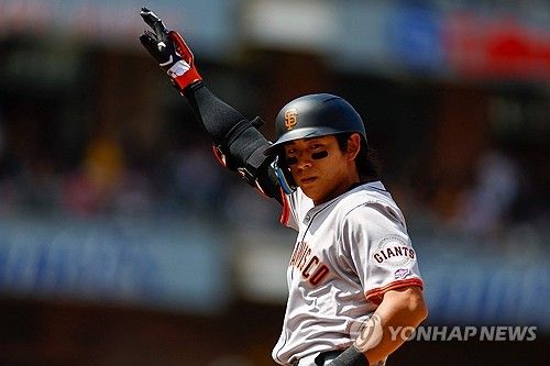 5회 빅리그 첫 안타를 친 후 1루에서 손을 든 이정후 