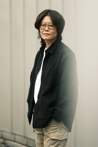 인터뷰하는 천쓰안 작가