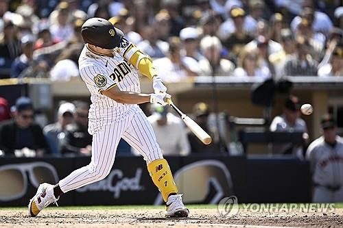 김하성의 시즌 첫 안타