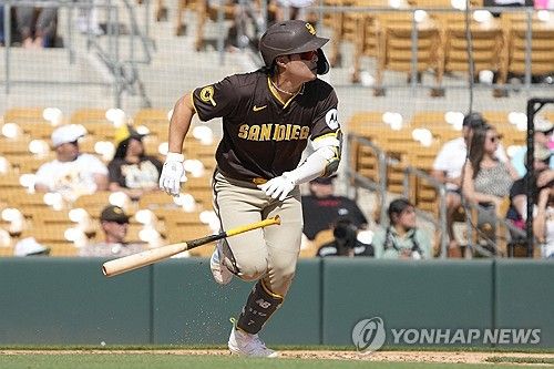 타구를 바라보는 김하성 