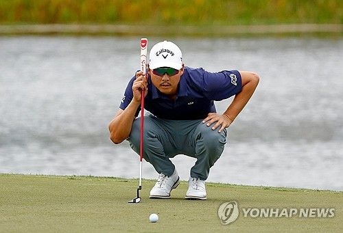 퍼팅 라인을 계산하는 이민우(호주)