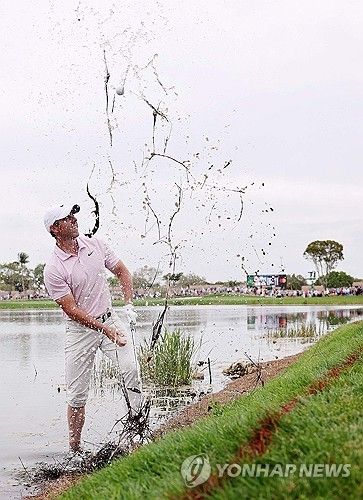 16번 홀(파4)에서 물에 빠진 공을 꺼내려 시도하는 매킬로이