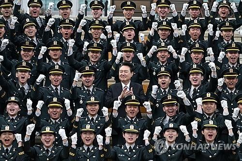 윤석열 대통령, 2024년 학군 임관장교와 함께