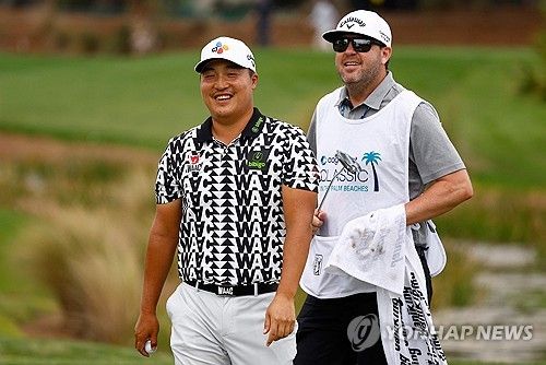 캐디와 웃고 있는 이경훈(왼쪽)