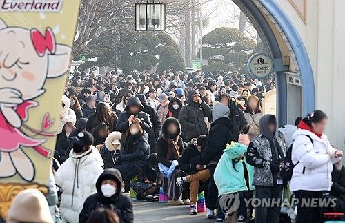 푸바오 일반 공개 마지막 날 입장 기다리는 관람객