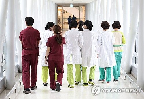 함께 이동하는 의료진