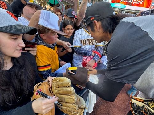 팬들에게 사인해주는 이정후