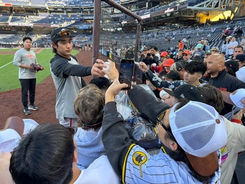 팬들에게 사인해주는 이정후