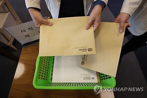 사직서 제출하는 의대 교수들