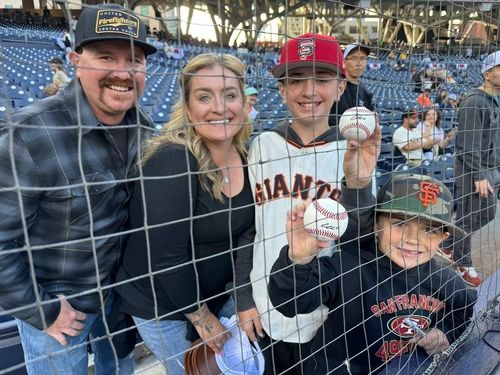 이정후 사인볼을 들어 보이는 캐시 씨 가족