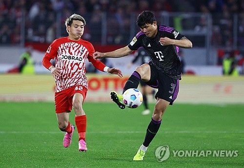 바이에른 뮌헨의 김민재(오른쪽)
