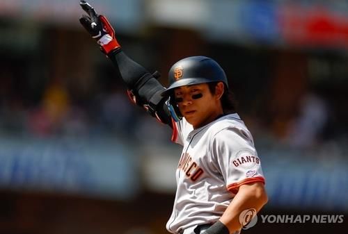 빅리그 첫 안타를 치고 더그아웃을 향해 손 흔드는 이정후