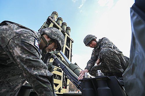 천궁-Ⅱ 발사대 작동 절차 훈련하는 장병들