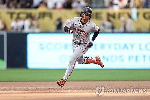 MLB 첫 홈런 후 그라운드를 도는 이정후