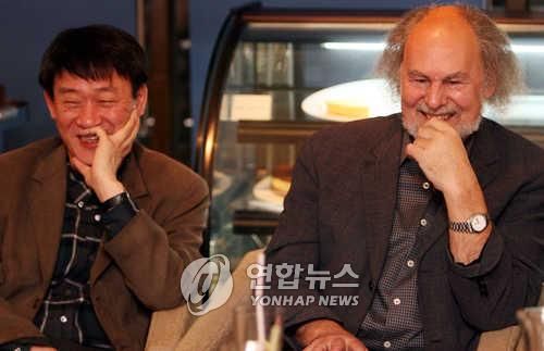 김민기(왼쪽)와 폴커 루트비히(2006년)
