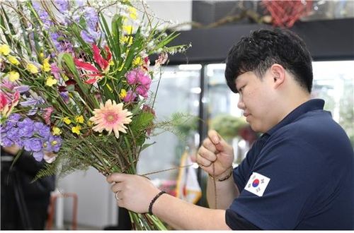 국제기능올림픽을 앞두고 훈련 중인 화훼 직종 국가대표 한승우 씨