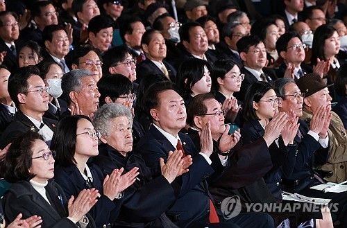 박수치는 윤석열 대통령