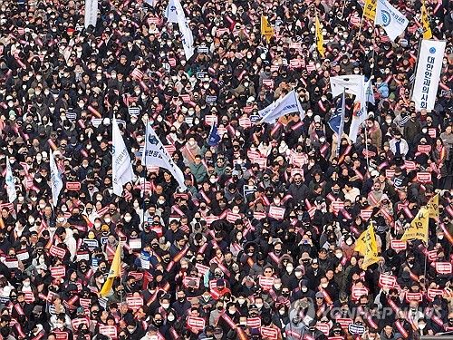 정부 규탄 구호 외치는 의사들