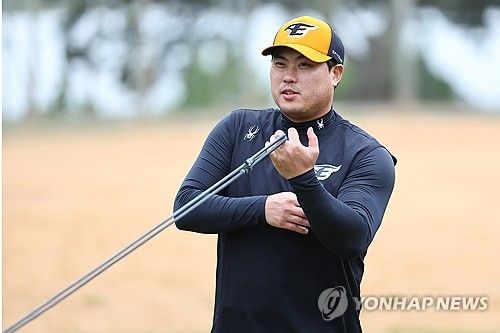 훈련 준비하는 류현진
