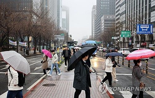 우산 쓴 서울 시민들