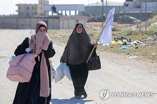 가자지구 남부 최대도시 칸 유니스의 하마드시티에서 백기를 든 채 피신하는 팔레스타인 여성들