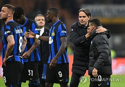 인차기 감독과 선수들