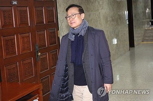 의총 입장하는 홍영표 의원