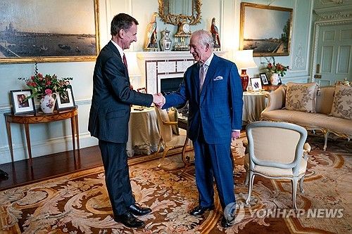 5일 버킹엄궁에서 찰스 3세 국왕이 제러미 헌트 재무장관을 만나고 있다. [로이터=연합뉴스]