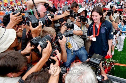 2008년 베이징 올림픽 남자축구에서 금메달을 목에 건 리오넬 메시