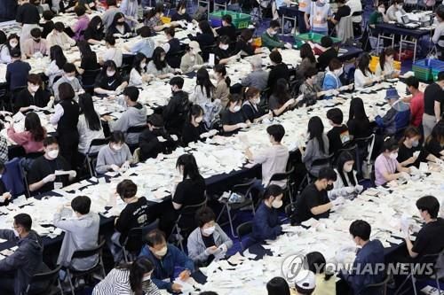 '꼼꼼하게' 제8회 전국동시지방선거 개표