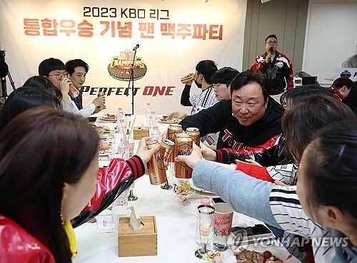 LG 트윈스 차명석 단장, 팬들과 함께