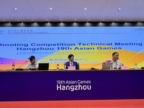 사격 행정가로 '제3의 인생'을 살고 있는 이은철(가운데)