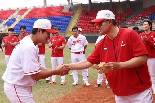 SSG 2차 스프링캠프 야수 MVP 고명준(왼쪽)