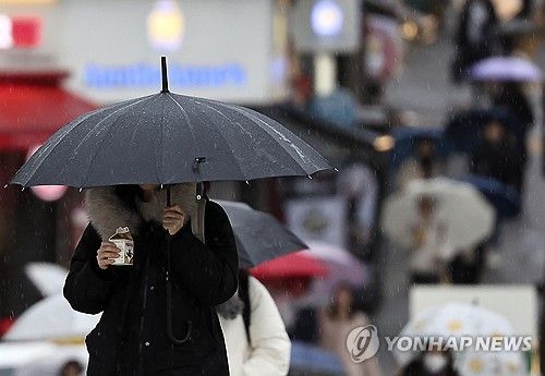 작년 12월 15일 오전 서울 이화여자대학교에서 학생들이 우산을 쓴 채 길을 걷고 있다. [연합뉴스 자료사진]