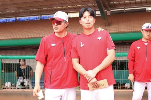 SSG 투수들이 뽑은 2차 스프링캠프 MVP 포수 조형우(오른쪽) 