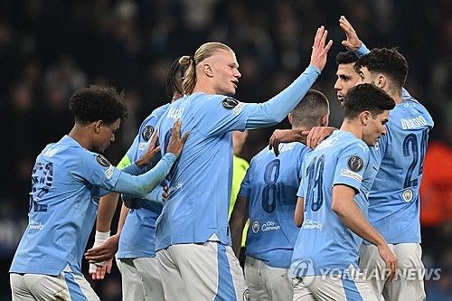 엘링 홀란이 터뜨린 세 번째 골에 기뻐하는 맨시티 선수들