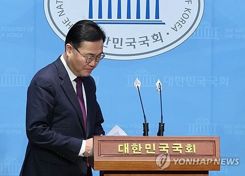 기자회견장 입장하는 홍석준 의원