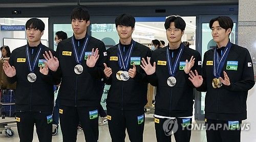 손 흔드는 수영 국가대표들