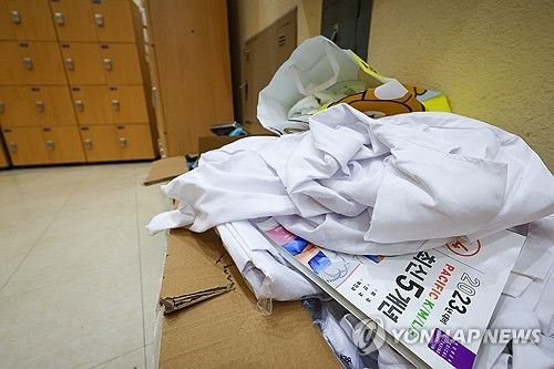 의과대학 학생회관에 버려진 가운들