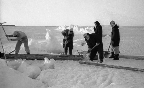 작업하는 일본 남극 파견대원 (1957년 2월)