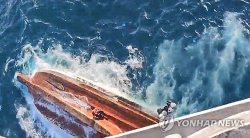 통영해경, 욕지도 해상 전복 어선 구조 작업